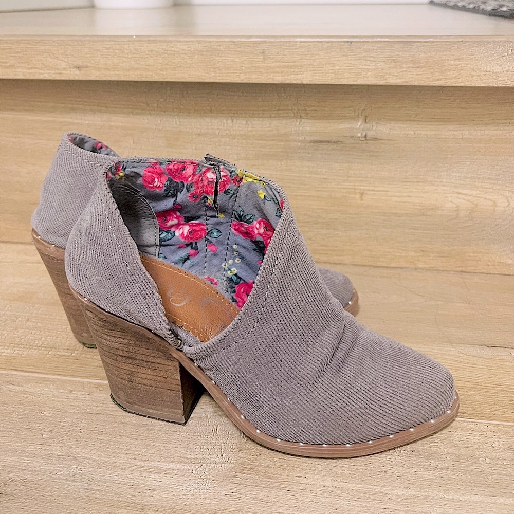 Very G suede booties